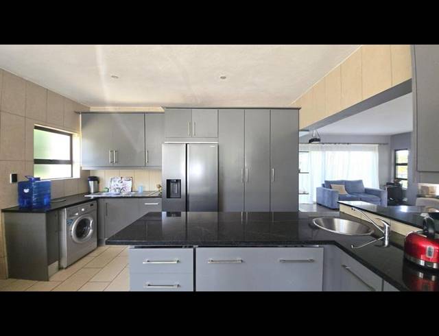 3 BEDROOM HOUSE FOR SALE IN CARIBBEAN BEACH